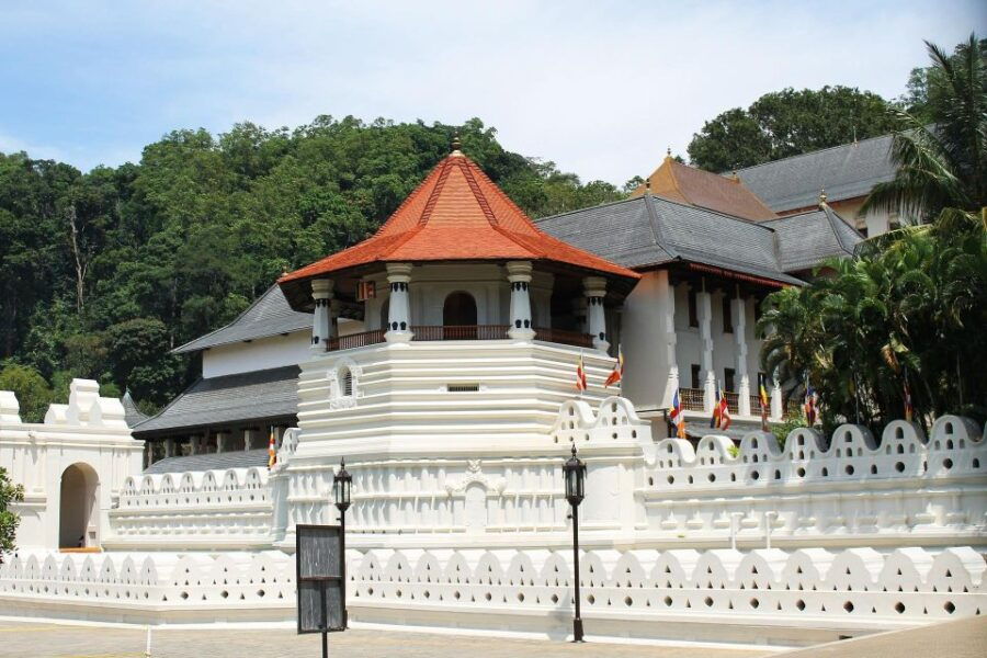 Day Tour of Kandy by Tuktuk With Free Lunch and Entry - Highlights