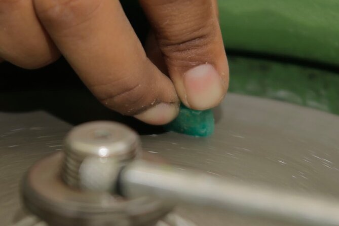 Emeralds Polishing Workshop and Museum Tour - Workshop Logistics and Accessibility