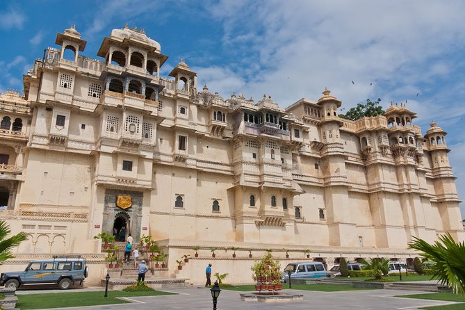 Exclusive 1-Day Udaipur Tour With High End SUV Car. - Luxury SUV Features Included
