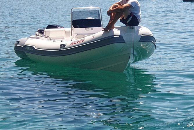 Rubber Dinghy to Rent Predator 599 40CV (Without License) - Boat Features