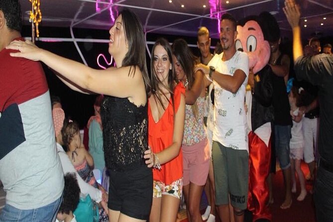 Yacht Cruise With Dinner & Oriental Show - Dinner Menu and Dining Experience