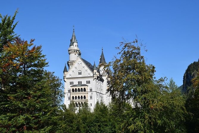 Full Day Tour to Neuschwanstein Castle Incl. Carriage Ride and Guided Tour - Guided Tour of Neuschwanstein Castle