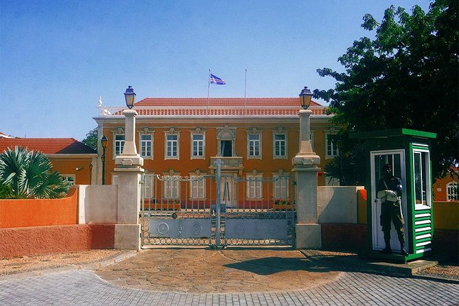 Santiago Island: Best of Praia & Cidade Velha Tour, a World Heritage Site - Description of Praia City Hall