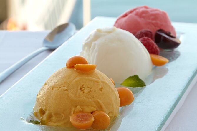 Cruise and Dine Dinner / Cape Town: Sunset Champagne Cruise and 3-Course Dinner - Common Questions