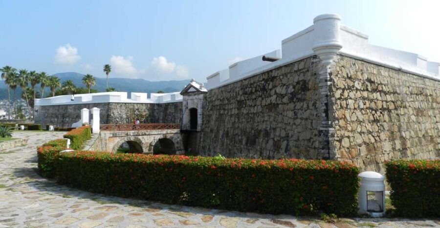 *Acapulco Walking Tour San Diego Fort Museum & Cliff Divers - Good To Know