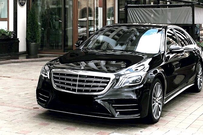 Airport Transfer: Gatwick Airport LGW to London by Luxury Car
