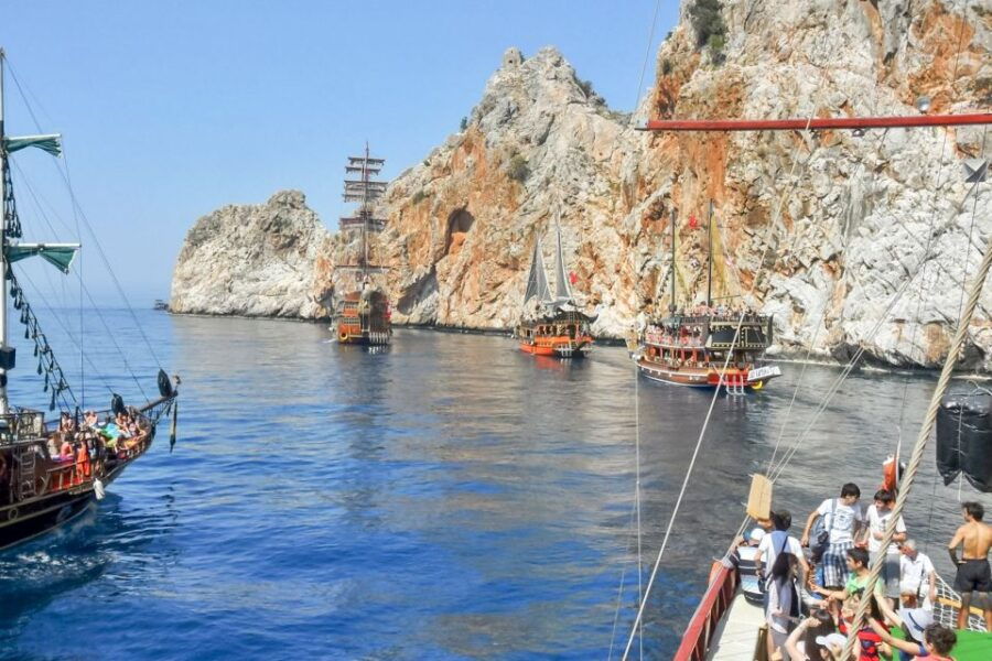 Alanya: Pirate Boat Trip With Lunch and Drinks