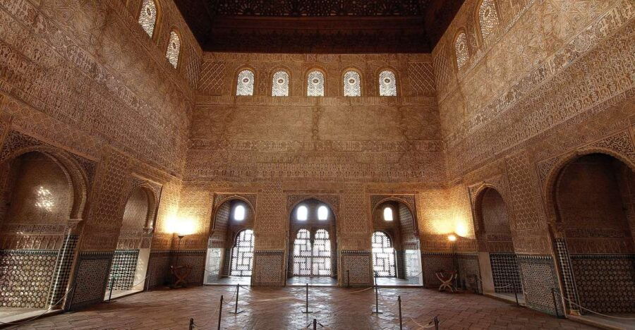 Alhambra: Guided Night Tour