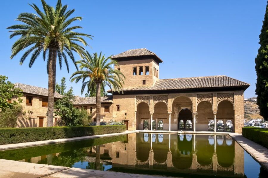 Alhambra & Nasrid Palace: Private Tour With Tickets