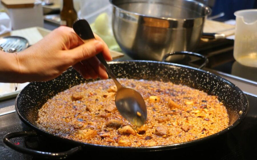 Alicante: Old Town Walking Tour & Paella Show