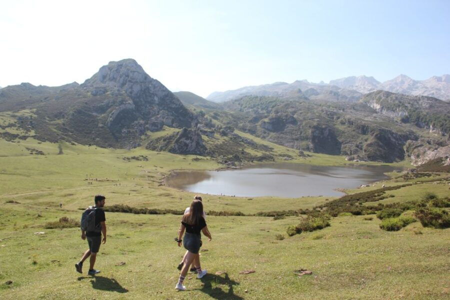 Arriondas: Covadonga Lakes Guided Tour - Experience Highlights