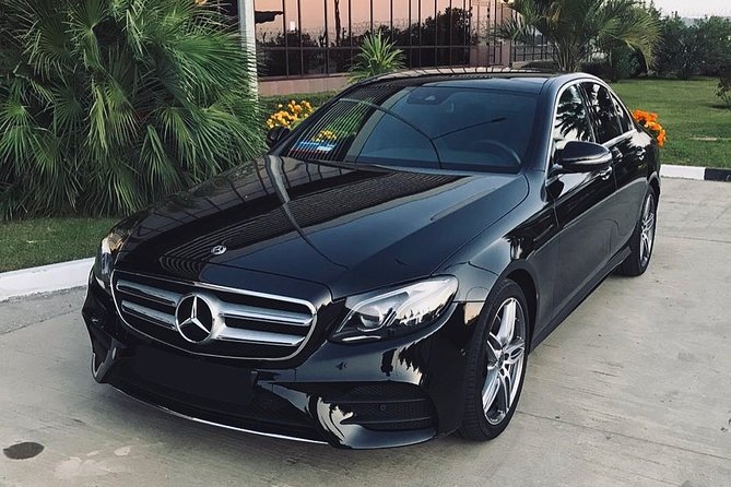 Arrival Private Transfer: Denver Airport DEN to Denver in Business Car