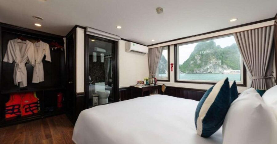 Balconny With Bathtub Room for 2days/1night Halong Bay