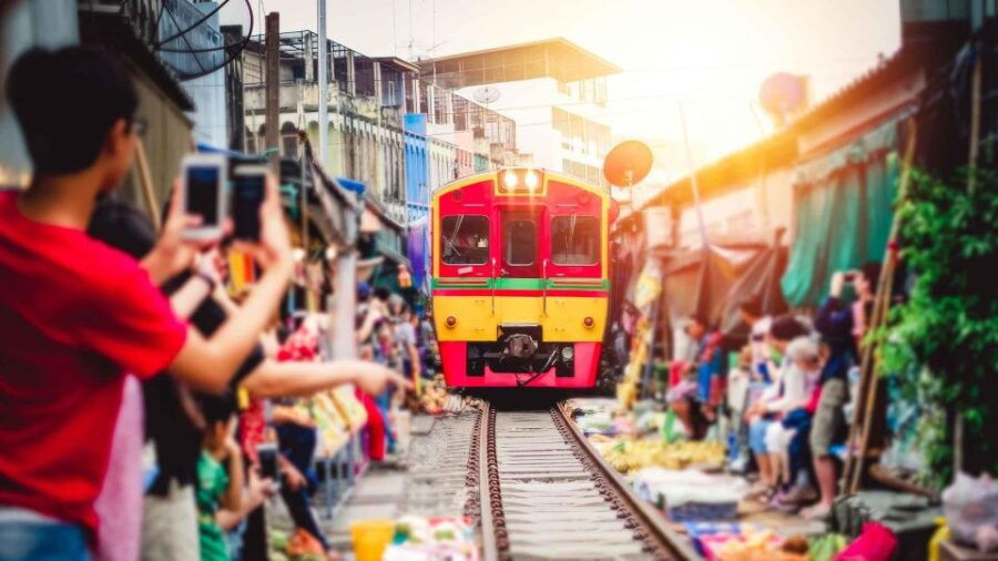 Bangkok: Maeklong Train Market & Amphawa Floating Market