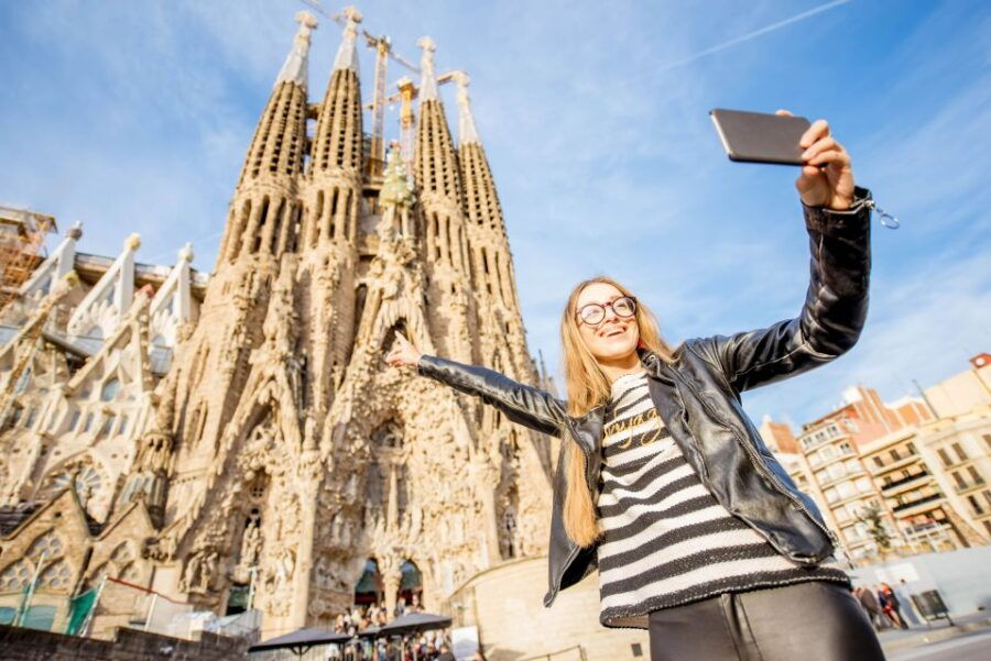 Barcelona: Foodie Walking Tour With Sagrada Familia Tickets - Good To Know