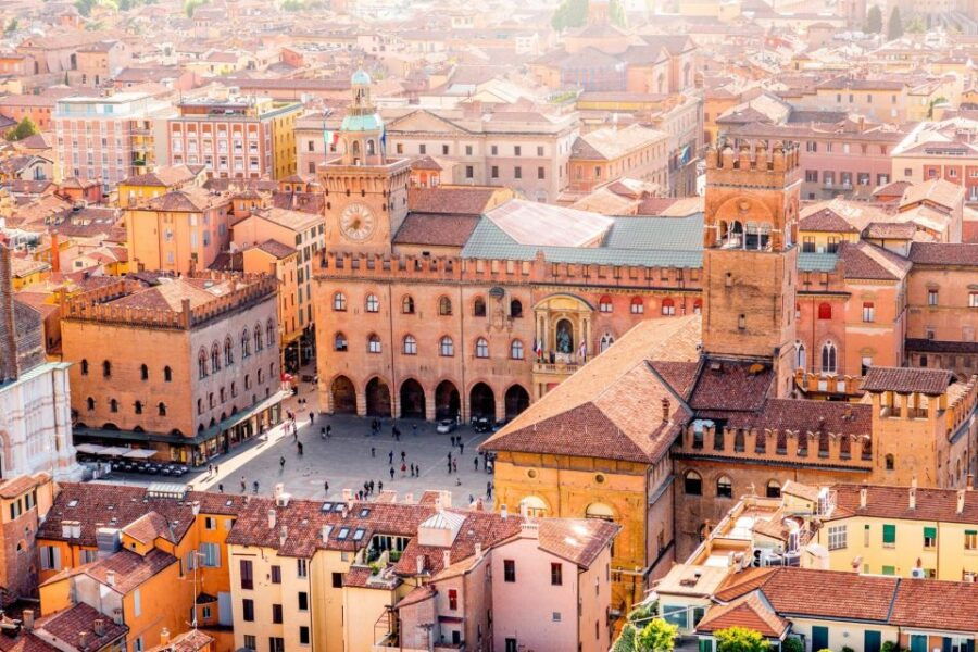 Bologna: First Discovery Walk and Reading Walking Tour