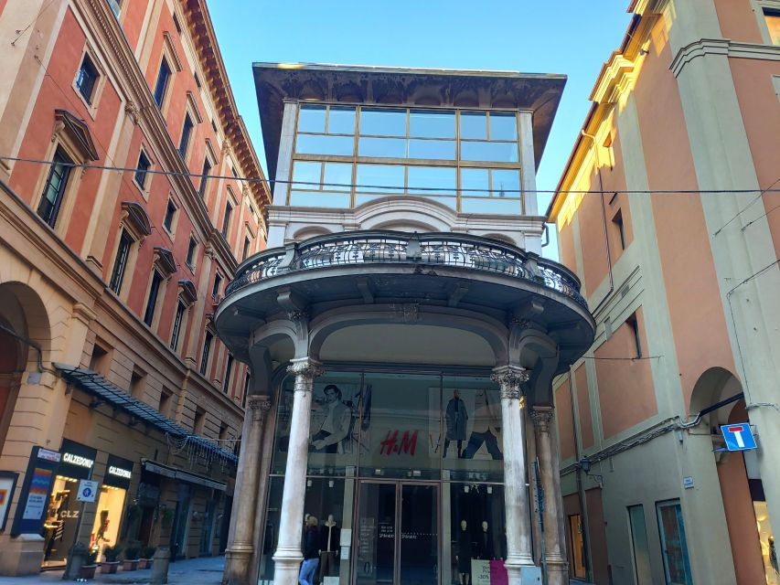 Bologna: Old Town Murder Mystery City Game