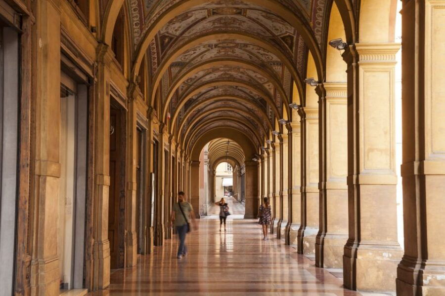Bologna: Unesco Porticos and San Luca Guided Minibus Tour