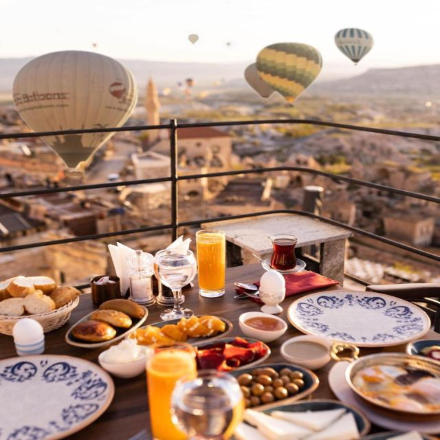 Breakfast in Cappadocia at Carpet Terrace With Balloons - Experience Highlights