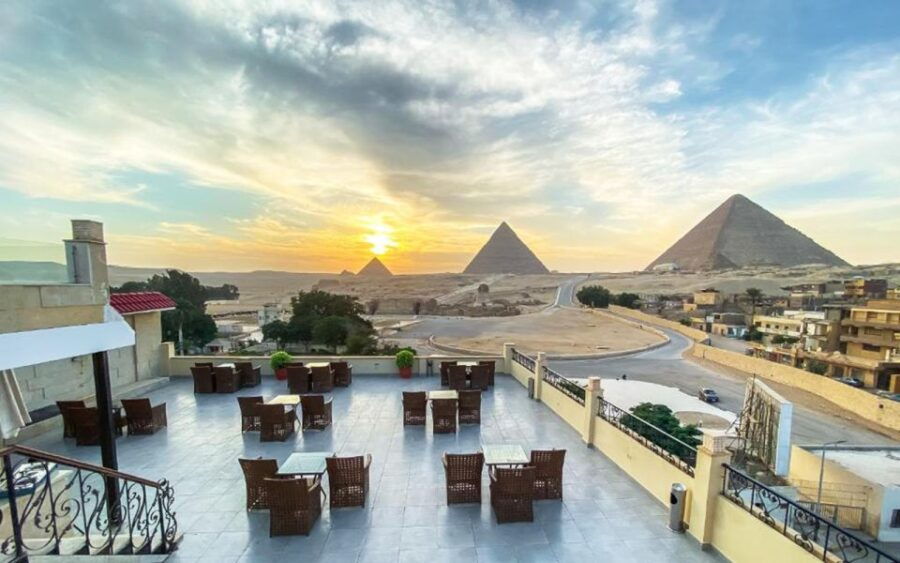 Cairo: Dinner at the Great Pyramid Inn With Hotel Transfers - Good To Know