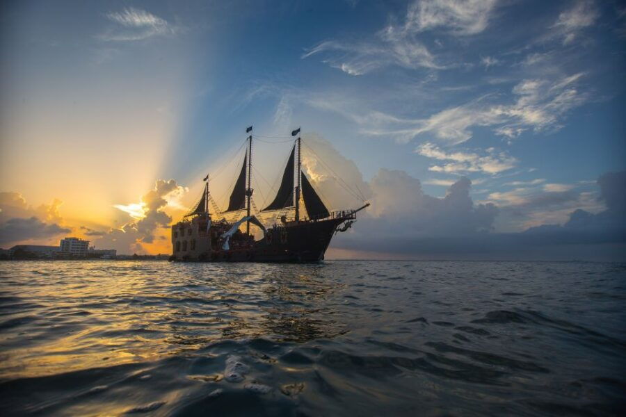 Cancún: Jolly Roger Pirate Show With Dinner - Experience Highlights