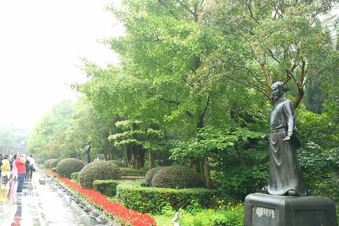 Chengdu Day Tour of Dujiangyan Irrigation System and Mount Qingcheng