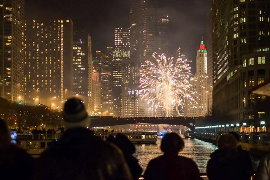 Chicago: Fireworks Cruise With Lake or River Viewing Options