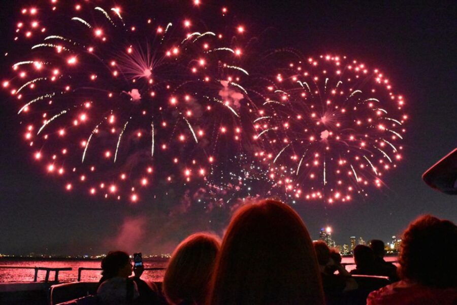 Chicago: Summer Fireworks Cruise With 3D Glasses and Music