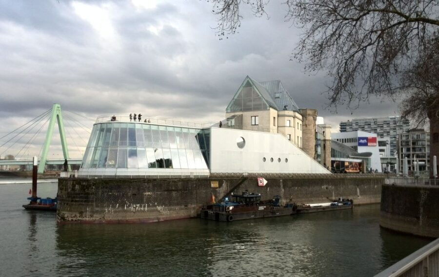 Cologne: Smartphone Scavenger Hunt Sightseeing Tour