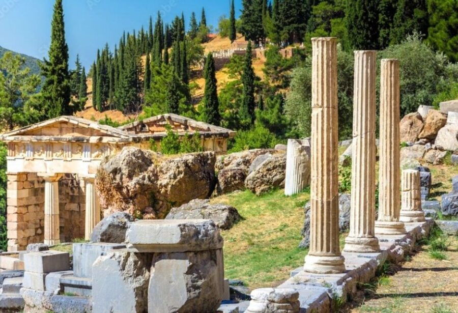 Delphi: Audiovisual Self-Guided Tour With AR & 3D Models