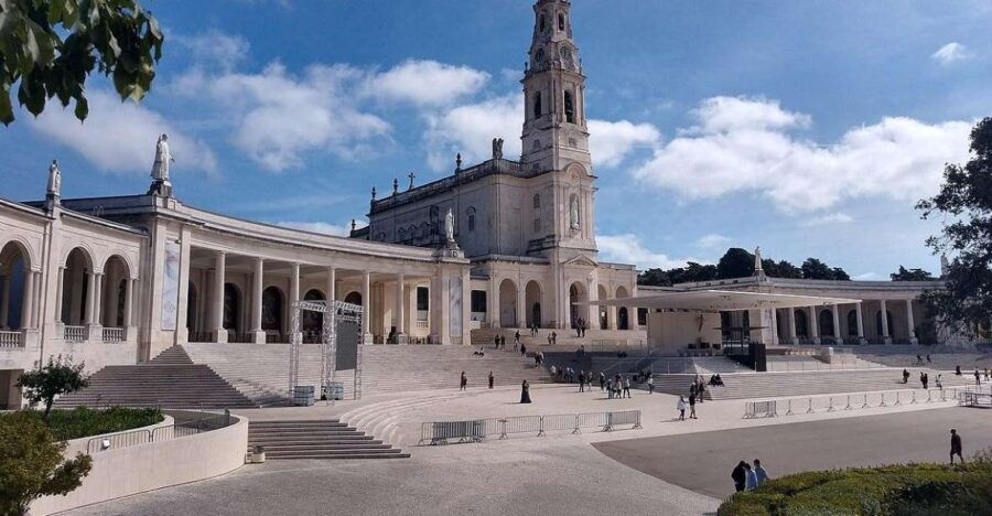 Discover Fátima, Nazaré, and Óbidos: Full Day Tour