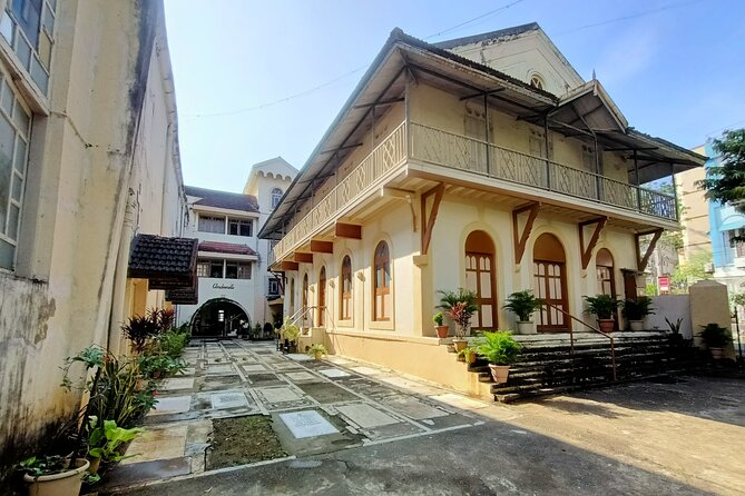 Discover the Hidden Gems of Bandra on an Engaging Walking Tour