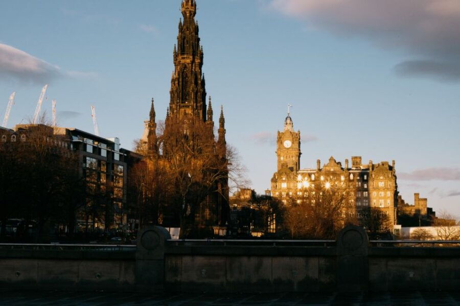 Edinburgh: First Discovery Walk and Reading Walking Tour - Activity Details