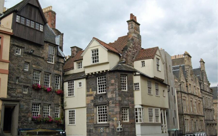 Edinburgh: Gothic Old Town Exploration Game