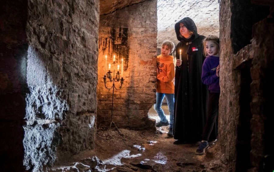 Edinburgh: Kids Underground Gory Stories Small-Group Tour