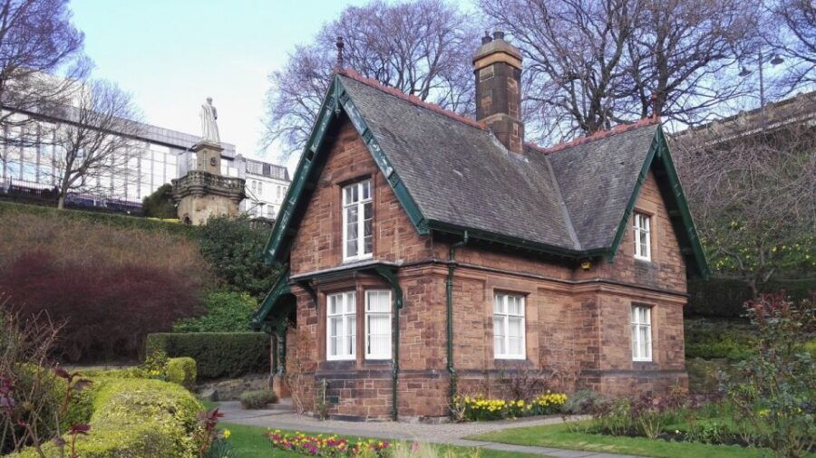 Edinburgh: New Town Self Guided Walk With Treasure Hunt