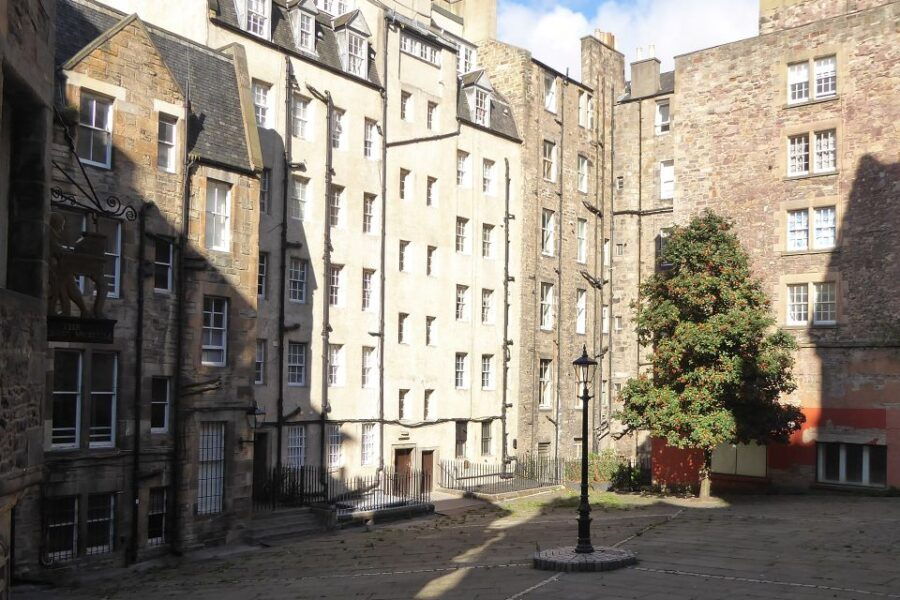 Edinburgh: Self-Guided City Sightseeing Treasure Hunt