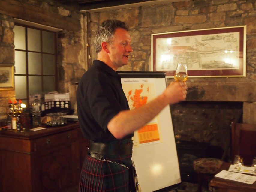 Edinburgh: Small-Group History of Whisky Tour With Tasting