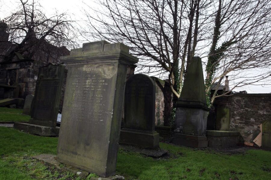 Edinburgh: Underground Vaults and Graveyard Evening Tour - Good To Know