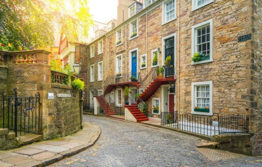 Edinburgh Walk: a Romantic Stroll Through History and Beauty