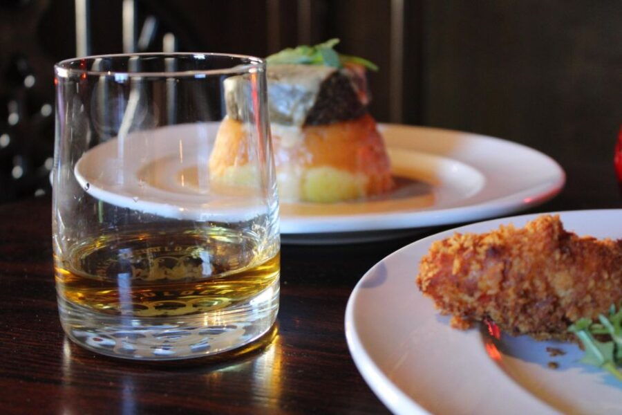Edinburgh: Whisky Flight in One of the Oldest Pubs