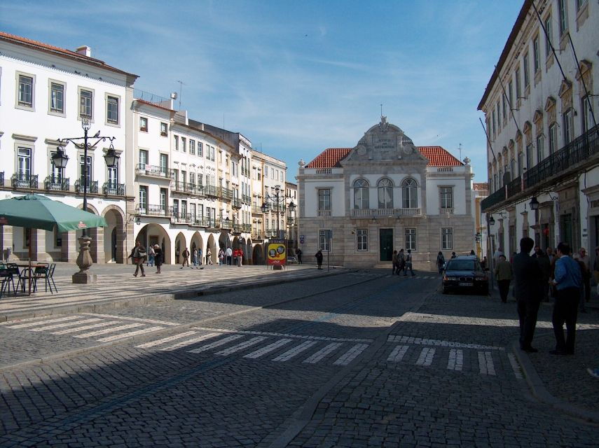 Évora: City Highlights Private Walking Tour