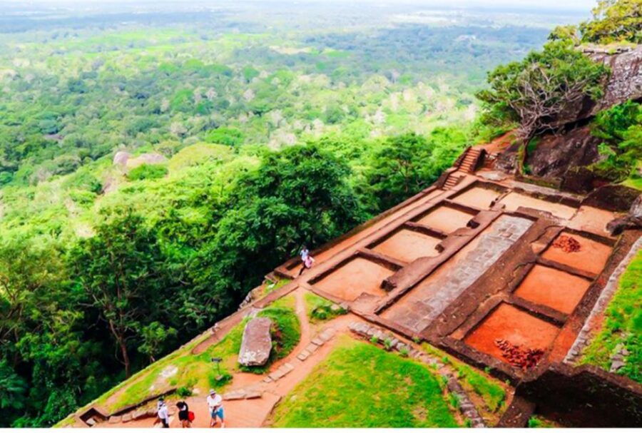 Fom Dambulla: Sigiriya Rock & Ancient City of Polonnaruwa