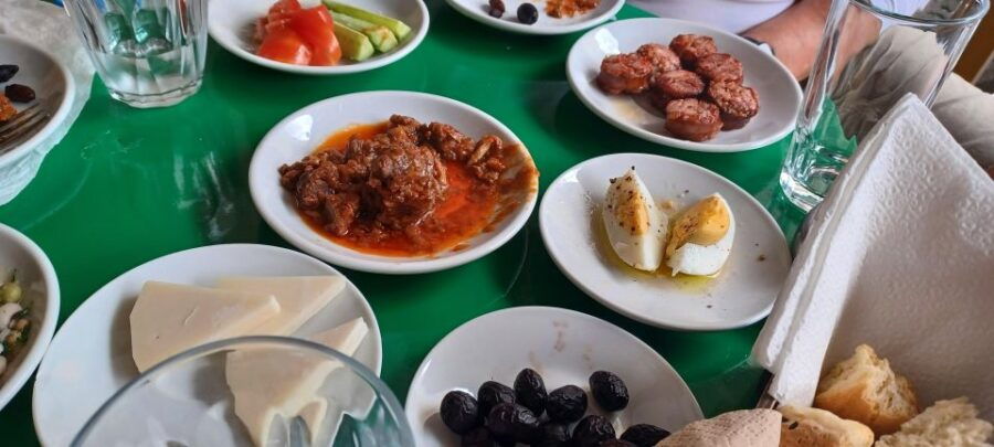Food & City Tour in Heraklion With Pastry Mesum