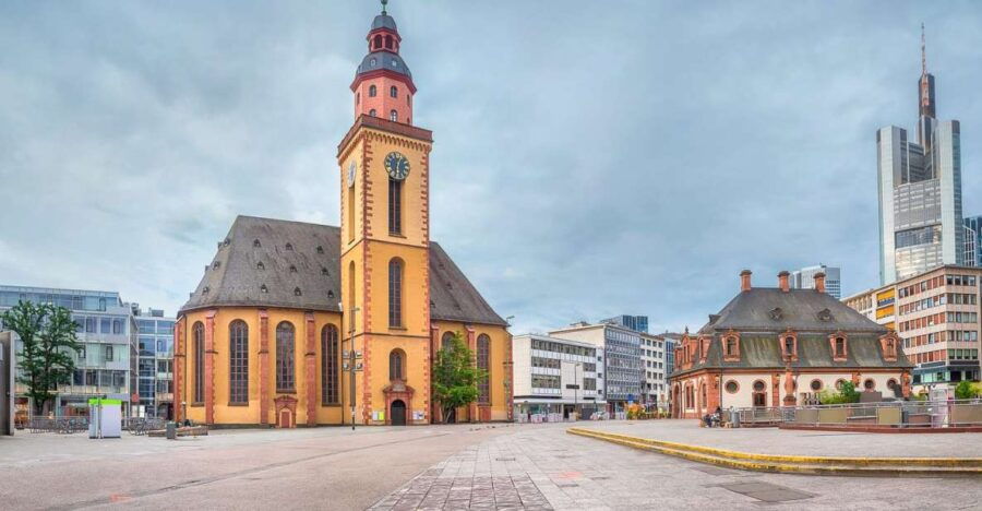 Frankfurt City: Smartphone Scavenger Hunt Sightseeing Tour
