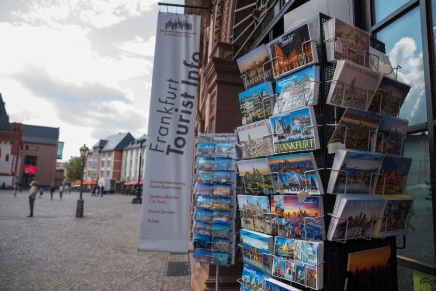 Frankfurt: Guided Walk Between Palm Trees and Skyline
