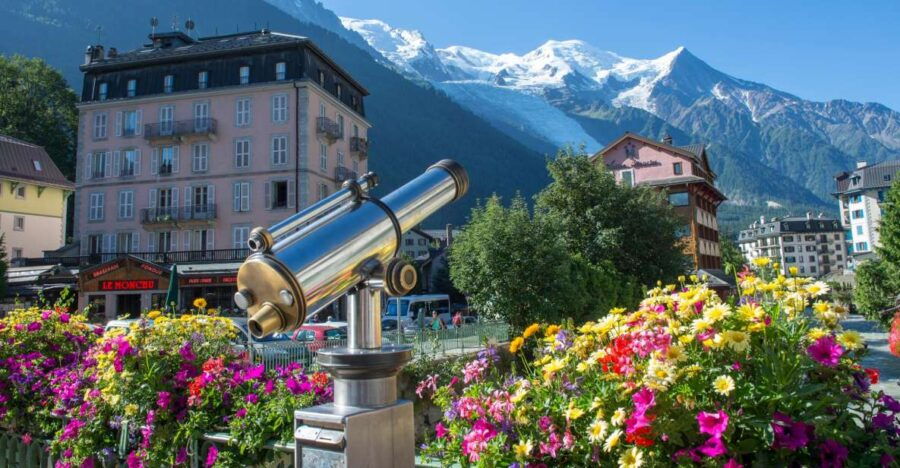 From Geneva: Day Tour to Chamonix & Yvoire Medieval Village