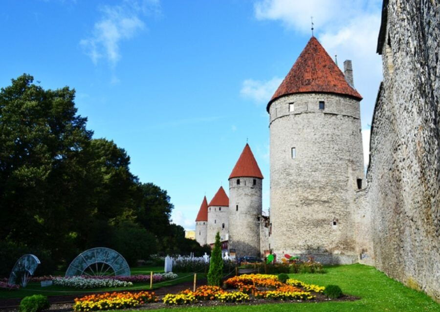 From Helsinki: Tallinn With Round-Trip Ferry & Guided Tour
