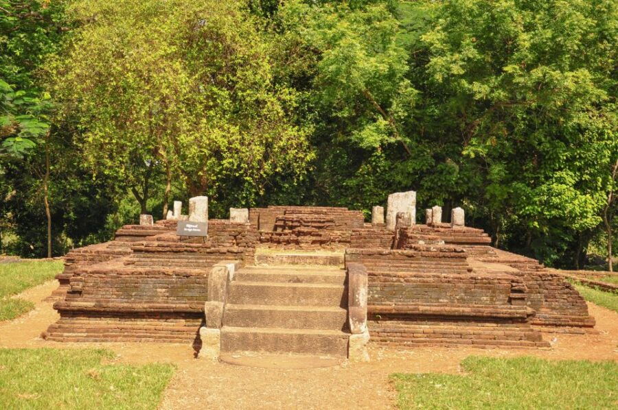 From Kandy: Panduwasnuwara & Yapahuwa Guided Tour