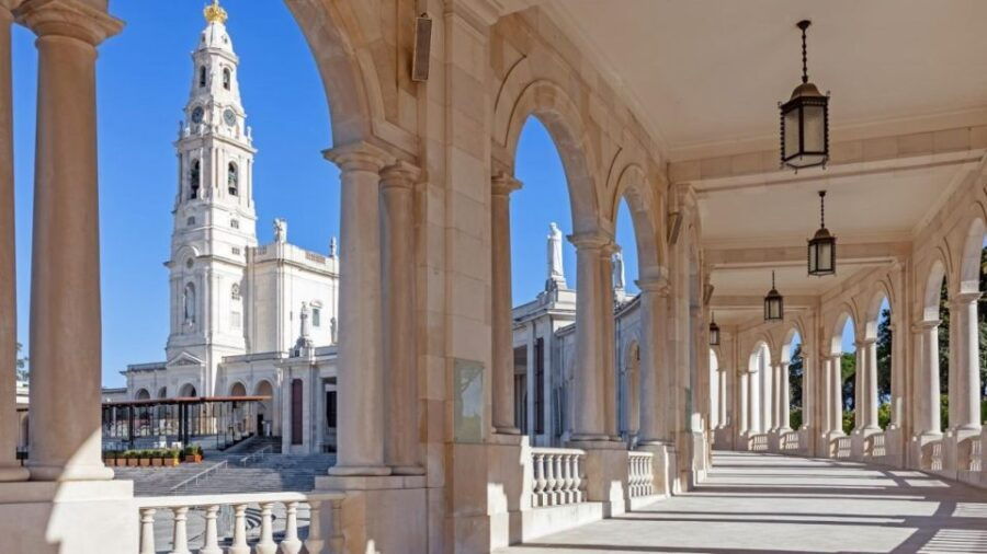 From Lisboa: Day Tour to Fatima, Nazaré and Obidos